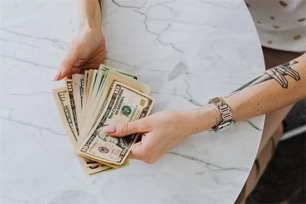 日本央行前官员：必须避免加息来提振日元 消费与服务通胀尚未稳企